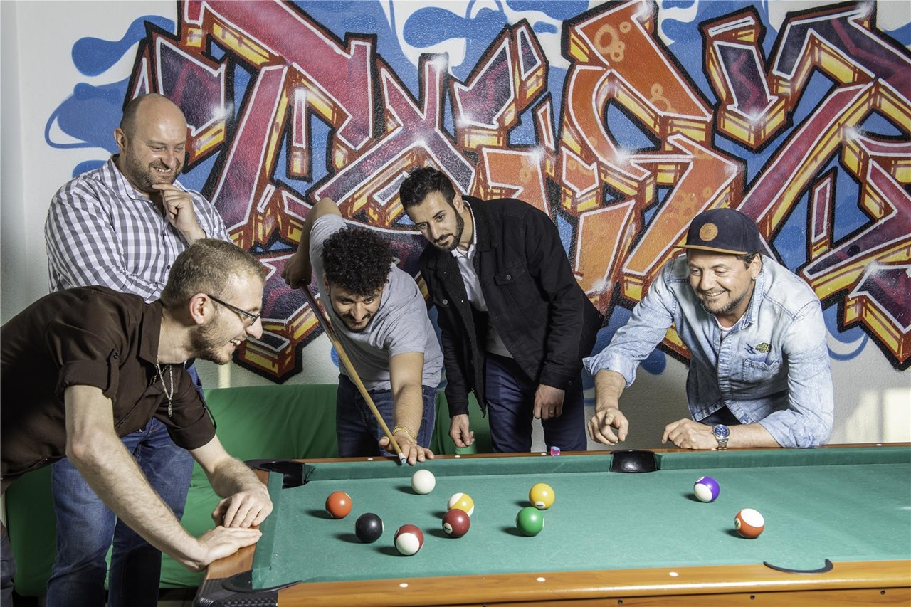 Jugendliche spielen Billard im Jugendcafe